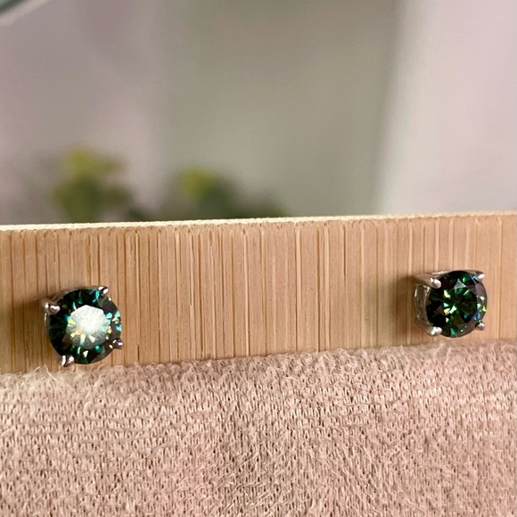 2ct Green Diamond studs earrings in 925 Silver. Screw in style. Earth mined - Picture 8 of 13